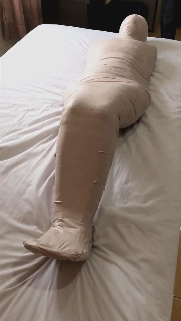 [POV] Main Scene Of RandyMummify RM120 Scene Collaboration with Cocoa-Soft to create a mummification scene with a 150cm girl. This beautiful girl was wrapped tightly with duct tape and given the torture of closing her breath.