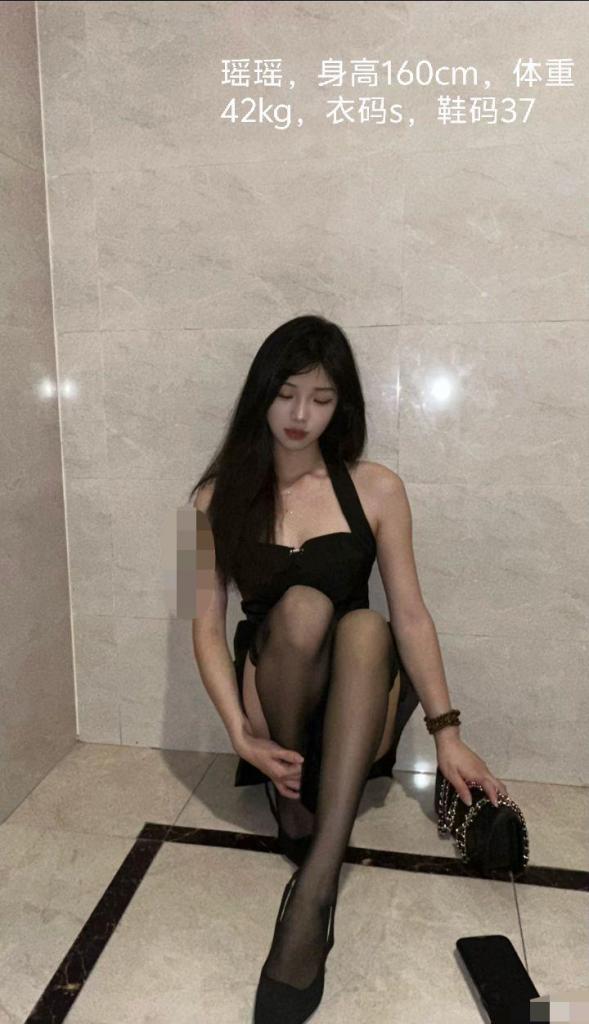 新模瑶瑶体验(圣诞礼服+白色长筒袜+高跟+捆绑+挣扎） 新模瑶瑶首次体验，萝莉身材，身穿圣诞礼服 白色长筒袜 高跟，有捆绑挣扎，有驷马放置，口水收集，丝足特写。<span style='color:#b0b0b0;'>[隐藏文字，购买后可见]</span><br>公告：Q：1482120184定拍咨询，接知名动漫游戏cos定拍，（支持版权买断，独享，小剧情定拍等）长期招募女绳模，无事勿加加了也不会通过，加好友备注来意！定拍只接绳艺捆绑！不玩推，不上推!有兴趣的朋友也可以提供服装以便于视频拍摄。