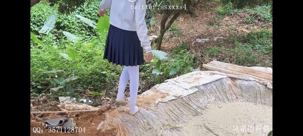 白丝与黏土泥潭 模特第一次下黏土泥潭还是比较害怕，所以就没让她把头埋下去了。不过上来后她表示这个泥潭的味道比之前那些杂七杂八的要好的多。