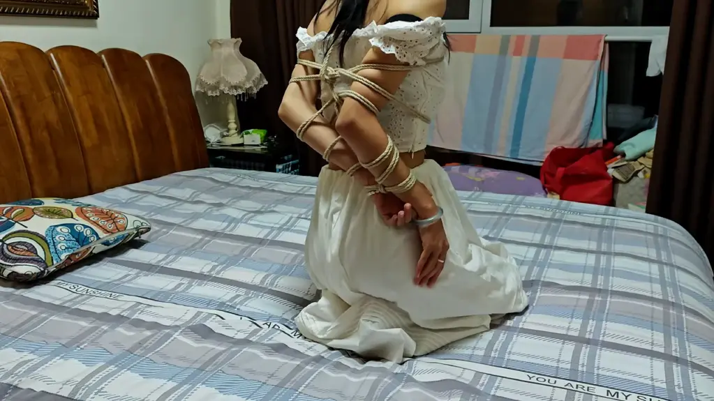 【墨色】172小月 两身衣服捆绑挣扎➕tk 美甲店老板小月，先穿着白裙肉丝直臂捆绑，跪坐在床上挣扎，然后换成短裙白丝，驷马在床上挣扎并尝试tk。<br>联系qq:1986240509
