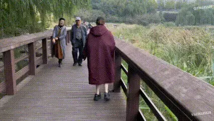 训练 绳子勒博弯腰 在和膝该链接 姿势难受 调教  皮编抽打激动 刺激 腰痛到绝忘 今天本来打算玩一个更加刺激的，找个陌生人把模特绑起来，这样的室外就更加刺激了，当我们接近陌生人，让他们帮个忙刚说完他们拔腿就跑，有可能他们把我们当成坏人了，实在没有办法，然后今天就给模特绑一个，过脖子五花捆绑，先用绳子绑住脖子，在五花捆绑，然后弯腰和膝盖再次捆绑，这个姿势超级难受，然后慢慢地行走，在路途中，他偷懒不听话就拿起皮鞭直接抽打，最后实在承受不住疼痛到绝望难受，默默的流眼泪，  本工作室提供绳艺捆绑模特服务、室外定拍，室内定拍，体验女绳师捆绑服务、体验长时间囚禁服务、绳艺教学培训、专业麻绳销售、作品私人定制、模特原味丝袜出售等，另外本店招募同好合作伙伴。定拍约拍。v:a156185529 注明来意  不闲聊  <br><br>QQ 156185529注明来意  不闲聊<br><br>解压密码168168