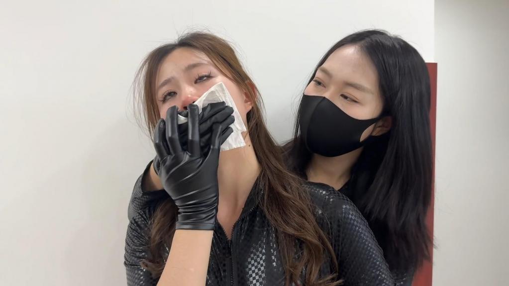 间谍暗示 这是我在坎帕尔工作室制作的视频。如果你有任何需求，可以联系工作室。QQ 3766687640。<br>一场致命的游戏开始了，一个邪恶的间谍取代了她的目标，像使用亲密武器一样挥舞着氯仿。搜查、审讯和阴险的攻击模糊了危险和欲望之间的界限。每个女人都希望能扭转局势，但谁将是最后一个清醒过来...... 并掌控局面的人？<br><br>This is a video I made at Studio Kampar. If you have any requests, you can contact the studio. QQ is 3766687640.<br>A deadly game begins when a diabolical spy takes her target’s place, wielding chloroform like an intimate weapon. Searches, interrogations, and treacherous attacks blur the line between danger and desire. Each woman hopes to turn the tables—but who will be the last one awake… and in control?