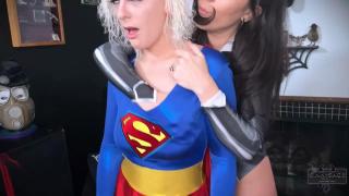 Super Girl Fucks The Multiverse Kendra Lynn and Sinn Sage 邪恶的超女（Sinn Sage）遇到了Do Gooder超女（Kendra Lynn）。性感的超级反派对神奇女侠的下落含羞，但透露她是来自消极维度的金发超级女英雄和他妈的每个领域的超级女孩！<br>Evil Supergirl (Sinn Sage) is confronted by the Do Gooder Super Girl (Kendra Lynn). The sultry supervillain is coy about the whereabouts of Wonder Woman but reveals that she’s the blonde superheroine from a negative dimension and fucking Supergirls in every realm!