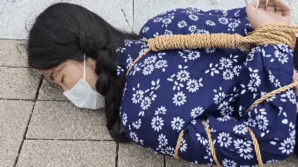 （定拍）苏苏土铐死镣五花大绑tk民国风女烈体验 苏苏女烈体验<br>苏苏出场 两个麻花辫 穿着蓝印花村姑服 光脚 今天要给苏苏最真实的镣铐体验<br>苏苏被带到偏僻的地方  ，给苏苏手脚都戴上死铐 ，然后要求苏苏穿苏苏坐在地上， 先光脚给苏苏穿上了35码的圆口一带木兰布鞋并且把布鞋的带子调到最紧 ，再检查一遍鞋带子要紧到直接扒扒不下这双木兰布鞋， 想要脱鞋子必须要解开扣子那个程度 。问苏苏脚的感觉如何 ，苏苏说很紧 ，感觉脚背被布鞋的襻带压的很不舒服 。我告诉苏苏这双布鞋就是35码 ，就是给你穿小鞋惩罚你用的， 必须要在脚上留下痕迹 ，然后苏苏由于手脚被极限束缚， 只能跳着前行 ， 苏苏问怎样才能满意 ， 我指着一个袋子说， 你用里面的道具给你的脚留下痕迹我就满意， 苏苏说我会乖乖听话的你让我看看是什么吧， 袋子里面是一副十多斤重的脚镣， 我说把脚伸出来，二话不说直接给苏苏用铆钉砸上了死镣， 你现在这样不就是被捕的女游击队长吗？ 现在带你游街 。苏苏很快进入了角色 ，昂首挺胸 ，戴镣前行， 为了显示不屈服 ，苏苏还加快了脚步 ，但走五分钟以后， 迎来的却是五花大绑和加一副黑色脚镣 ，最后苏苏走不动了 ，被用死铐把脚锁上， 并驷马玩弄布鞋脚。<br>采访环节：苏苏只保留一副钉死的脚镣 其他刑具全部去掉 然后苏苏展示被磨红的脚踝 再脱下木兰布鞋展示紧箍的鞋子和襻带在脚背上留下的痕迹 第一个问题是对于脚上的死铐 以及被钉死的重镣这两种刑具的束缚感 舒适度对比 第二个问题是今天拍摄最难忘的是什么<br>定拍/yw qq3975334131，价格优惠，重口勿扰～