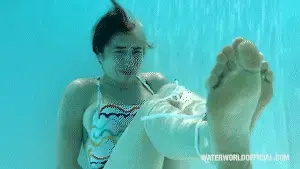 Niel Deep Down II 2023 Waterworld工作室，专注于水下恋物癖、紧身衣、呼吸控制的工作室<br>百度云会和谐视频，因此双重压缩，后缀名改为zip即可，<span style='color:#b0b0b0;'>[隐藏文字，购买后可见]</span><br>Get ready for Niel getting down in the Bathtub!<br>This Episode is all about breath hold training – on the bed, underwater, with the Closed Bagface, in the pool with an Easybreath mask and tied at the bottom TWICE!<br>准备好看尼尔小姐姐在浴缸里挣扎了吗！这一集专注于呼吸控制的锻炼——在床上，在水里，在袋头里，在泳池里带着浮潜面具。以及再次被绑在水底！<br>