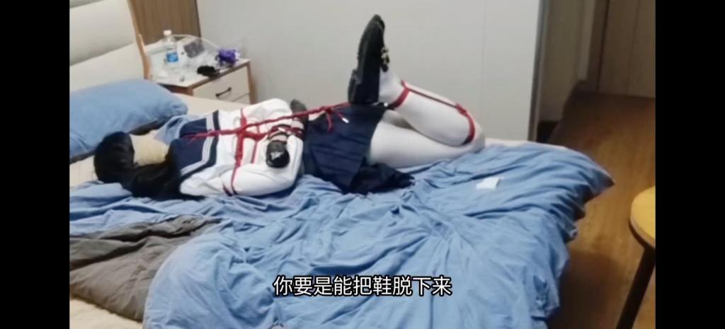 小i原创  小伪娘挑战第三弹来了（紧缚放置30分钟）带字幕！！真实线下约拍，手机拍摄！可以横屏观看！ 小i原创（带字幕）因为上一集挑战失败了这一集小i只能无奈接受惩罚，起初以为是简单的驷马放置30分钟！但是怎么会让她如此轻易的接受完惩罚呢！前10分钟简单驷马先让她放松警惕，然后骗她要是把鞋子脱了就给她一个奖励，没想到奖励就是绳子越收越紧绑成极限驷马强制抬头，这时小i才发现不对劲（哼哼发现的太晚了），嘴里一直呜呜呜说不行了不行了，到后面直接崩溃（后15分钟基本上全程哀嚎）！本想再收紧一些，但是叫声太大了只能无奈解开驷马把她扔床上让她哭去把！！！有山东潍坊青岛附近的同好可以私信我一起交流！后来采访她放置什么感受她说一开始有点兴奋然后<span style='color:#b0b0b0;'>[隐藏文字，购买后可见]</span>
