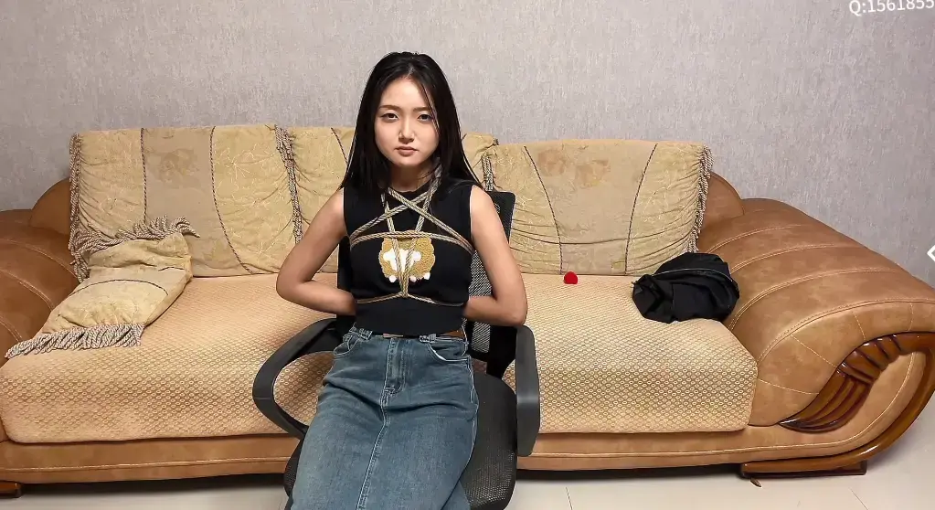 绳艺访谈 长得越漂亮越骚 变态提问，变态回答 在金钱诱惑下她如此龌龊 肮脏变态 今天的心灵访谈，特别有意思，是长得越漂亮郁闷骚，变态的问题，变态的回答，让人惊掉下巴，万万没有想到小仙女会在金钱的诱惑下，做如此肮脏龌龊的事情，中间还有小游戏，加惩罚，  本工作室提供绳艺捆绑模特服务、室外定拍，室内定拍，体验女绳师捆绑服务、体验长时间囚禁服务、绳艺教学培训、专业麻绳销售、作品私人定制、模特原味丝袜出售等，另外本店招募同好合作伙伴。定拍约拍。v:a156185529 注明来意  不闲聊  <br><br>QQ 156185529注明来意  不闲聊<br><br>解压密码168168