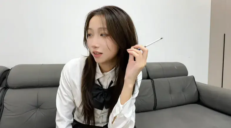 【定制公映】反抗霸凌 女主出场穿着JK服，白丝小腿袜和JK鞋<br>女主拿出一支烟，翘着二郎腿，男主拿出打火机给女主点烟，并说：学姐，你能放过我了吗？我保证以后对你毕恭毕敬。女主吸了一口烟，然后吐在男主脸上，笑着说：学弟，当我的宠物不好吗？你越是想要逃离我，我就越是要把你牢牢掌控在手中。男主继续恳求，女主受不了了，一脚把男主踹倒，还叫嚣着：废物，这样吧，你学个狗给我看看，在地上爬，狗叫两声，让我满意了，我也许就会大发慈悲放你走了。男主屈辱地照做，这期间女主还拿出绳子抽打男主。做完问女主能不能放过自己。女主哈哈大笑，表示：你太天真了，我说什么你都信啊，来，跪倒我身边来，给我磕头，这一次让我满意我就会饶了你。男主心想这样下去什么时候是个头，他下定决心反抗霸凌...<br>诚招女模 原味衣服道具售卖 定拍合作请联系QQ2838269780