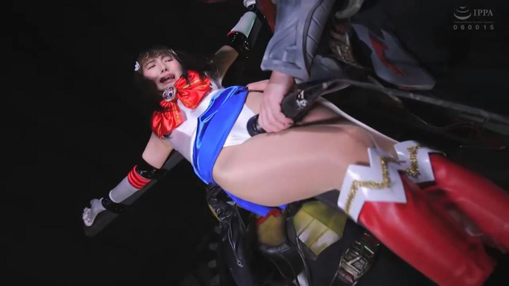【中文】美少女戦士セーラーディオーレ ～恥の性襲撃～ 没有魔物能敌得过女神公主、美少女战士水兵迪奥雷。她的神圣力量日益强大，总有一天会消灭魔族，给人间界带来爱与和平……在那之前，要完全打倒水兵迪奥雷，只有让她在性方面沦陷的方法。恶魔战士的首领萨比耶尔执行了攻陷塞拉迪奥雷的任务。还不知污秽的水兵迪奥雷对性的沦陷很脆弱。“这种程度有什么好害羞的，以后还会更害羞呢！”“不，啊啊啊啊啊啊啊啊啊，住手啊”水兵迪奥雷在更加激烈的性沦陷中喘着气升天一命呜呼。[bad end]<br>女神のプリンセス、美少女戦士セーラーディオーレに敵う魔物はいなかった。彼女の聖なる力は日々強くなりいずれは魔族を滅ぼし、人間界に愛と平和をもたらすだろう・・・それまでにセーラーディオーレを完全に倒すには彼女を性的に陥落させるしか方法はなかった。悪魔戦士の首領ザビエールはセーラーディオーレ陥落を執行するのだった。まだ穢れを知らないセーラーディオーレは性的な陥落責めには弱かった。「この程度で恥ずかしがってどうする。これからもっと恥ずかしい思いをするのに！」「いや、あああああああああ、やめてええええ」セーラーディオーレは更なる激しい性陥落に喘ぎ昇天し絶命するのだった。[BAD END]<br>作品番号<span style='color:#b0b0b0;'>[隐藏文字，购买后可见]</span>