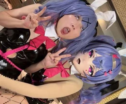 女装子レイヤーが着ぐるみに痴女られ！顔面騎乗、騎乗位、手コキされアヘ顔ダブルピースで無様射精してしまう【初音ミク/ラビットホール】 小鳥遊花音<br>片方はコスプレした女装子、片方は着ぐるみを着た女子でえっちなことしちゃいました！<br>ドSな着ぐるみさんが無表情のまま何度も言葉責めしながら寸止めする様はM男心がくすぐられます。強〇アヘ顔ダブルピースで射精させられる女装子も見ものです<br><br>プレイ内容<br>手コキ<br>手コキ主観視点<br>オナホ責め<br>顔面騎乗<br>騎乗位<br>アヘ顔ダブルピースさせられながら手コキでフィニッシュ