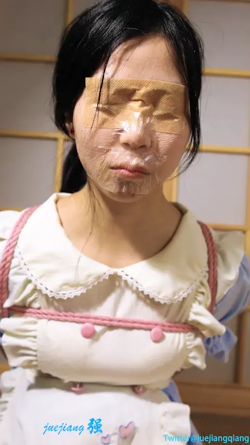 小玖敷贴小孔呼吸控制 小玖敷贴小孔呼吸控制 震震强制 预留的小孔越粘越小 小玖面部痛苦  最后呼吸很抓狂···<br>有需要的老板可以联系 有想看的服装道具什么的可以提建议 联系我了解更多花絮日常 喜欢的可以关注支持一下 出原味可定制 想要定拍.约现 联系请通过twitter-@juejiangqiang Q联系1846307298