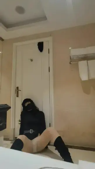 [HX]任务失败的女战斗员的绞刑经历与浴室的尸体摆弄~绞刑＋窒息＋靴子＋失禁，附赠露出经历（路边长时放置） [HX]任务失败的女战斗员的绞刑经历与浴室的尸体摆弄~绞刑＋窒息＋靴子＋失禁，附赠露出经历<br>由于勾引敌方科技人员的任务失败，女战斗员不得不接受被绞死的命运。。。。<br>伴随着挣扎的逐渐减弱，淅淅沥沥的尿液顺着女战斗员的丝袜美腿流了下来。。。<br>“真骚”，收尸官自言自语道，“把自己弄得这么臭，扔到浴室里面好好洗洗再处理掉吧”。。。<br>