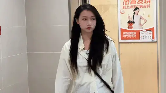 【定拍公映】以身作诱 定制授权公映 以身作诱:<br>女主接到电话，是井长打来的。女主接通电话问:喂，井长，怎么了？<br>井长说:我听说你要一个人把那个连环女性绑架案的凶手给抓获，这是否有些太冒险了，需要我给你增派井力吗？<br>女主自信地说:不用了井长，人太多容易打草惊蛇，我可是井校搏击冠军，我一个人就足够了。<br><br>井长不放心的问:那你的计划是什么呢？<br>女主继续说:根据我的了解，这个连环女性绑架案的凶手自称吴哥，专门挑那种穿着丝袜的年轻女性下手。因此我准备以身作诱，穿成这种模样出入夜店引起他的注意，然后把她引到我家来，顺势擒拿住他。<br>井长想要劝说:可是，对方是个难缠的家伙，我认为还是应该。。。<br>女主自信地打断说:井长，你放心吧，这件案子交给我肯定能完美解决，不用多虑了。<br>井长拗不过女主，只能无奈说:好吧，你要多加小心了<br><br><br>挂掉电话，女主拿出肉色字母连裤袜穿上，并刻意将丝袜提上至腰部。然后穿上白色外套并扣好扣子，最后穿上马丁靴。最后走到镜子前涂上口红。涂完后自信地自言自语说:这样打扮肯定能引诱那个吴哥上钩，这个案子我肯定能完美解决的。说完后转身离开家。<br><br>镜头一切，女主从外面往家走，她察觉到有人在背后跟踪她，因此女主淡然一笑。心想犯人上钩了，等我把你引入家里，看我怎么擒拿你。<br>女主走进家中，假装累倒在沙发上休息。而此刻男主悄咪咪进入了女主的家里，蹑手蹑脚地走到女主旁边。他先是拿起女主的鞋子闻了闻，然后再慢慢靠近女主，解开她外套的扣子，就在他解开扣子，准备对女主的身体下手时，女主一脚踹开男主。男主被踹的猝不及防<br>女主则说:连环女性绑架案的凶手，代号吴哥，我终于等到你了<br>男主猝不及防，他惊恐地问:你是谁，你怎么知道我的代号?<br>女主骄傲地脱掉外套，露出腰丝并自报家门:我是便衣井探，奉上级命令捉拿你这个罪犯<br>男主听罢准备逃跑，而女主一个健步冲上去擒拿住男主，男主想要反抗但打不过女主，女主将他牢牢制服住（这里的打戏稍微拍拍，体现出男主根本不是女主对手就行，如果有击打后期也需要补上音效）。女主拿出绳子把男主绑在凳子上，男主动弹不得。女主呵斥让男主，让他老实点。<br>女主拿起手机拨打电话给井长:井长，任务顺利完成，犯人已经被我制服了。<br>但井长说:太好了，但现在已经是深夜了，要不我安排两位附近是井员来你家协助你看管犯人，明天一早再把犯人押送回井局。<br>女主自信地说:井长，不用这么麻烦了，犯人根本不是我的的对手，我自己一个人也可以看住他，明早我会亲自送他去井局的。<br><br>女主再次确认男主已经被绑好后，感到一阵疲倦，打了个哈欠，然后脱下马丁靴，倒在沙发上睡着了。一旁的男主见状，从口袋里摸出小刀，悄悄割断绳子。然后他看了一眼女主，眼神愤怒准备复仇，他拿着绳子小心翼翼地走到女主前，将绳子绕在女主脖子上，深吸一口气，安定住内心的紧张后用力一勒。女主被惊醒，她诧异道:你，你怎么会挣脱掉束缚?<br>男主则是得逞地说着:哼，小井探，你太大意了，我带着小刀呢，跟我斗，你还嫩点。<br>女主被勒得很难受，她放出狠话:你这个卑鄙小人，有本事放了我，我们正面打一场啊<br>男主说:哼，我承认我正面对决打不过你，所以才要使出这种阴招。说完加大勒的力度<br>女主用手肘击打男主，想要以此挣脱，但无济于事，没一会女主开始娇喘，再过了一会女主被勒死。<br>勒死后男主对着女主的尸体玩弄一番，边玩边嘲讽。。。<br>诚招女模 原味衣服道具售卖 定拍合作请联系QQ2838269780