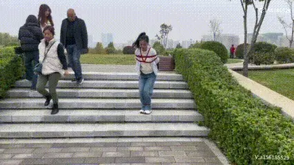 蹦跳训练  脚绑起来 蹦着上下台阶 增加难度蹲着慢慢蹦 慢慢向前走动 中间好几次差点摔倒路人看到模特做这些奇怪的动作，异样的眼光 心里害怕 刺激心血来潮 无比的激动 真的怕他们来问这是在干什么 今天又来一个新人，带着她来到公园，来一个蹦跳训练  日式捆绑，脚绑起来 蹦着上下台阶 感觉不够刺激，增加难度，蹲着慢慢蹦 慢慢向前走动 这些姿势很憋屈，中间好几次差点摔倒路人看到模特做这些奇怪的动作，让我心里真的很害怕，异样的眼光 心里害怕 刺激心血来潮 无比的激动 真的怕他们来问这是在干什么  本工作室提供绳艺捆绑模特服务、室外定拍，室内定拍，体验女绳师捆绑服务、体验长时间囚禁服务、绳艺教学培训、专业麻绳销售、作品私人定制、模特原味丝袜出售等，另外本店招募同好合作伙伴。定拍约拍。v:a156185529 注明来意  不闲聊  <br><br>QQ 156185529注明来意  不闲聊<br><br>解压密码168168