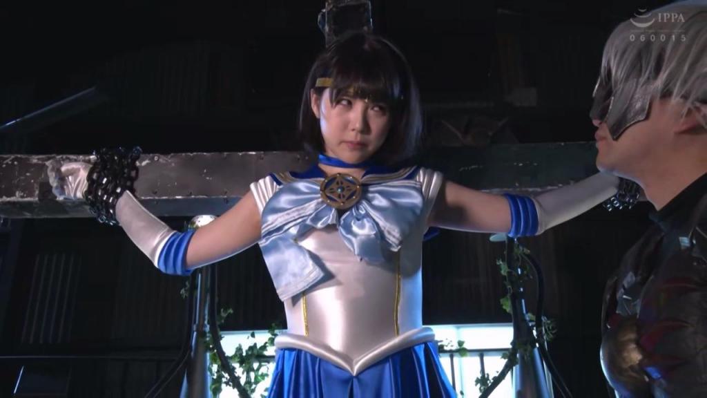 【中文】【G1】美少女戦士セーラールーメス ヴァージン喪失・悪堕ち 拥有一流头脑的水手女英雄的水手路梅斯掌握了制作分身的下级妖魔的真面目，并将其击破！夜帝四奇士之一的卡内莉亚看到这一幕，用植物型妖魔塔拉里亚的爬山虎勒紧全身，并吸收能量成功捕获！面对即使被抓也不表现出下军之意的高洁精神的水兵露梅斯，卡内莉亚却给予了她那纯洁的肉体以快感，让她后悔生为女人……。第一次的感觉困惑的露梅斯，汗的身体渐渐开始感觉，对乳头和阴蒂的执拗的责备迎来了人生第一次的高潮。在那前方等待著她的是卡内莉亚的男人根被拧入的处女丧失！在重复活塞的最后，黑暗终于被吐到阴道内，在体内被搅动，黑暗增幅！水手鲁梅斯堕落为夺取男人性的夜鲁梅斯！?但是，有声音对着她的精神说话吗？!能够以水手鲁梅斯的身分再次对抗邪恶吗？!绝对美少女的命运是？![bad end]<br>セーラーヒロイン随一の頭脳を誇るセーラールーメスは分身を作る下級妖魔の正体を掴み、撃破する！その様子を見ていたナイトエンパイア四奇士の一人であるカーネリアは植物型妖魔タラリアのツタで全身を締め上げ、さらにエナジーを吸収することで捕獲に成功！捕らわれても軍門に下る気を見せない高潔な精神のセーラールーメスに対し、カーネリアはそのうぶで穢れを知らない肉体に、女として生まれてきたことを後悔させる快感を与えるのだった…。初めての感覚に困惑するルーメスだったが、汗ばむ体は次第に感じ始めてしまい、乳首とクリトリスへの執拗な責めで人生初めての絶頂を迎えてしまう。その先に待っていたのはカーネリアの男根をねじ込まれるヴァージン喪失！度重なるピストンの末、ついに膣内へ闇を吐き出されてしまうと体内でかき回され闇は増幅！セーラールーメスは男の性を奪い取るナイトルーメスへと悪堕ちしてしまう！？だが、そんな彼女の精神に語り掛ける声がした？！セーラールーメスとしてもう一度悪に立ち向かうことが出来るのか？！絶対的美少女の運命は？！[BAD END]<br>作品番号<span style='color:#b0b0b0;'>[隐藏文字，购买后可见]</span>