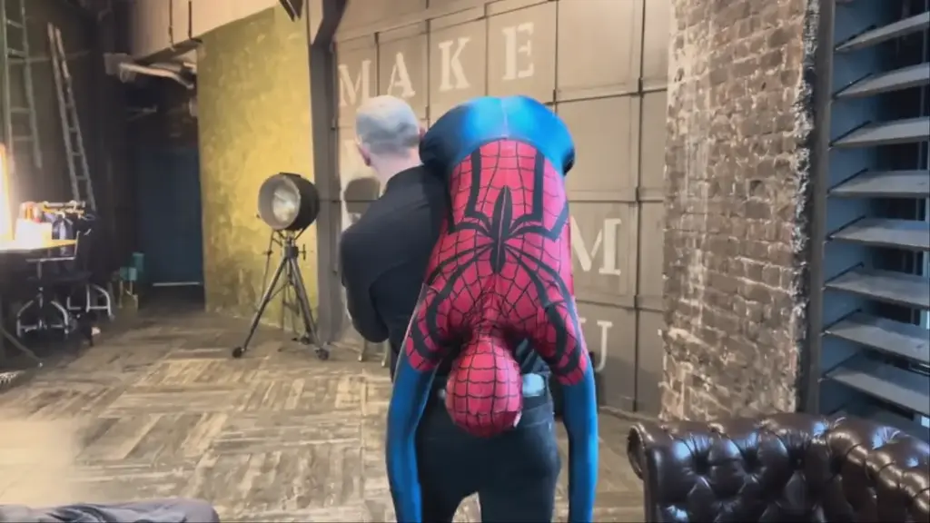 Fight To The Debt our superheroine spider natasha sneak into the hidden thug's places... will she survive???