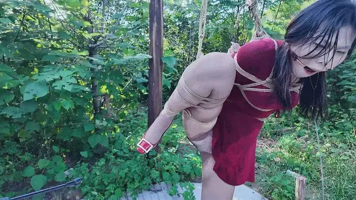 【老鬼定拍056】初心《夏可野外闷热炼狱下》【咖丝高跟/电ji/情绪崩溃/野外/湿身脏身/空姐重口原味丝袜鞋/吊/访谈】 最近太忙，先上一部存货。<br>这部作品特意把节奏放慢下来，能够更好地突出细节，也更贴合夏可的性格特点。<br>夏可外在有些倔强，实则M性十足，嘴上说不喜欢，但是身体敏感也愿意被刺激，没有大张大合的过激反应（下部会有变化），有些知性气质，是个很反差的姑娘。<br>这次用的原味丝袜是长龙航空小姑娘的，长龙的丝袜有绸缎感，这种材质透气性差些，所以味道也是妥妥的。<br>空姐鞋也不能少，鞋里最后都能倒出水来<br>夏可在本集被折磨破防了，具体看片子吧<br>被赶猪棒电时的反应，见到空姐原味时的嫌弃，被堵嘴虐时的干呕，精神崩溃后的剧烈挣扎，都淋漓尽致<br><br>出品年代：2025<br>制作方：初心<br>片长：1小时12分32秒<br>画质：1080P<br>文件大小：2.91G<br>文件格式：MP4<br>下载到本地后，解压缩（切勿在线解压缩），改后缀名为mp4<br><br>文件解压缩密码：<span style='color:#b0b0b0;'>[隐藏文字，购买后可见]</span>
