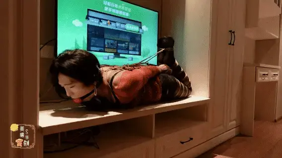 超清 绳奴该有的样子《我的居家摆件之驷马紧缚篇》44分钟一镜到底的电视柜紧缚驷马摆放，俩个角度驷马紧缚放置视角，女主真实的外出吃饭，期间还有打扫卫生阿姨的敲门。女主回来后继续绑到椅子上固定调教，最后强 又到了大家喜欢的酒店放置绳奴篇，龟甲缚＋紧缚直臂 全身捆绑 口球然后捆绑驷马放置在酒店的电视柜上，当一个摆件也是无可厚非，这就是绳奴该有的样子，无时无刻都得被束缚起来，放置在某一个地方，或各种羞耻的摆放，调教，伺候主子。都是在训练绳奴的耐力。<br>驷马放置在电视柜上，女主在附近外出吃饭逛街，放置44分钟的摆件，期间看到回放视频有挣扎的无奈，到最后绝望的睡着，都是在锻炼一个绳奴的心里。女主吃饱回来后解开驷马连接的绳子，押着绳奴一蹦一跳的来到椅子上面，用绳子在椅子把脚和胳膊连接起来固定好，绑上按摩棒，继续玩弄绳奴，此时的绳奴已经是恍恍惚惚的感觉，强制玩弄调教让她清醒清醒。玩具玩到没电还没有榨干，那就在换一个喽，直到榨干为止，才能让她休息， 榨出来后继续放置在椅子上当个人肉摆件吧.................<br>喜欢长时间捆绑放置的是一部值得收藏的佳作<br>♠ 当然欢迎大家定拍各种作品以及剧情片，竭力创作。<br>♠ 定拍、约拍、各种视频欢迎咨询<br>♠ 一心追求绳艺 探索各种姿势的奥妙 追求极致的捆绑艺术<br>♠ 专注紧缚捆绑而不失紧缚带来的体验感<br>♠ 工作室提供免费化妆服装体验（圆同好朋友一个女装梦）<br>♠ 以上模特的化妆均有本主亲自塑造<br>♠ 支持原创是我们创作的最大动力<br>♠ 网盘解压密码：<span style='color:#b0b0b0;'>[隐藏文字，购买后可见]</span><br>♠ 定拍视频、约拍视频、预约体验（伪娘、男生都可以体验）、原味衣物道具出售!!!详情加下方联系方式咨询<br>♠ 联系方式：Q<span style='color:#b0b0b0;'>[隐藏文字，购买后可见]</span> 备用 Q<span style='color:#b0b0b0;'>[隐藏文字，购买后可见]</span> V<span style='color:#b0b0b0;'>[隐藏文字，购买后可见]</span><br>♠ 诚招山西附近的女M、伪娘、能过来的也可以，有兴趣的可以加上方联系方式咨询!伪娘免费化妆 不要发邮件！！！！发邮件咨询一律不回！！<br>