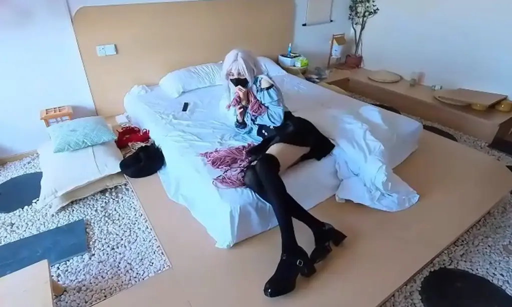 地雷妹男娘被粉色绳子紧紧绑缚起来，半吊着榨取精华 先是展示了下自己的身材和所用到的绳子，然后第一人称沉浸式捆绑<br>绑完后就要吊起来了，把腿抬起然后露出金棒，加上训练器，准备享受高潮吧