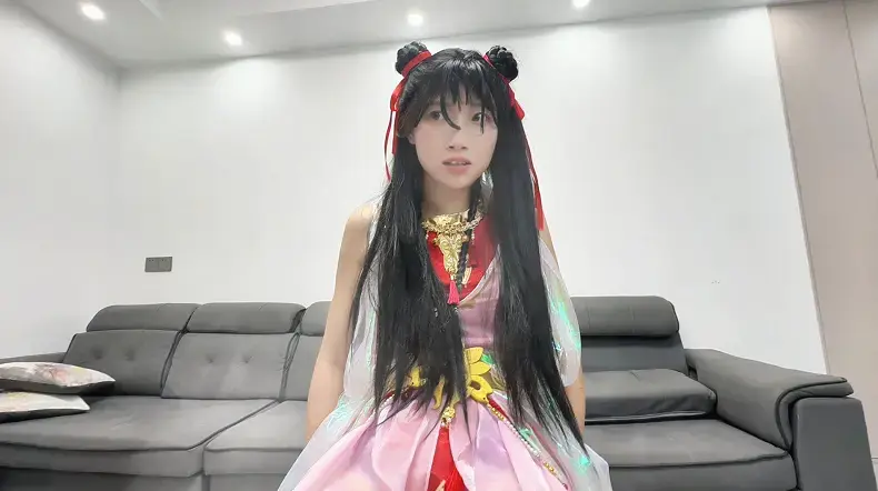 【定拍公映】哪吒的淫足劫难 剧情：哪吒奉命下凡追捕魔头，两人在无人的室外交手，魔头刚一出手，就被哪吒一枪击倒，躺倒在地。哪吒于是上前，趾高气扬地踩住魔头的胸口，以为胜券在握，没想到魔头使用法术变走了哪吒的鞋子，又抓住哪吒的一只脚使劲一掰，哪吒表面上镇定地立刻还击，但还是让魔头跑掉了。<br>哪吒并没有追击，而是倒地，捂着受伤的脚痛苦地嚎叫，原来哪吒虽然刀枪不入，但是双脚和胸部却是和凡人一样，一双大脚甚至更加敏感，平时都用鞋子保护，现在鞋子没了，哪吒只能一瘸一拐地去追击魔头，她敏感的脚踩在粗糙和有障碍物的地面上，不由得发出阵阵淫叫。<br>而魔头发现了她的秘密，在屋子里步下陷阱。愤怒的哪吒推开门，光脚一脚就踩在了指压板上，疼得哇哇大叫，随后小心地寻找着魔头的踪迹，魔头此时出现，引诱她进屋子，结果再次踩到了硬物，剧痛无比。魔头趁机上前，一边猛踩她的脚趾，一边双手用力捏住其胸部两点的位置，哪吒在发出一声浪荡的惨叫后昏死过去。<br>魔头将她跪绑在椅子上，此刻哪吒醒来，她发现自己的法力被封了，但还是吹嘘自己刀枪不入，不过是脚的弱点根本不怕，魔头笑着说要给她在室外走过的脏脚好好洗一洗，于是用刷子蘸着肥皂水用力刷哪吒的脚底板，哪吒大笑不止，又痛又痒，还时不时发出淫叫。随后魔头又取来牙签，刮和戳哪吒的脚底，哪吒不停地呻吟着，痛苦不堪，随后魔头又抽打和拳击哪吒的脚掌，很快她就因痛苦和高朝晕过去。<br>随后，哪吒醒来，发现自己双脚并拢伸直被绑在椅子上。此刻魔头取出一壶开水，对准了哪吒的脚，哪吒终于怕了，连忙求饶，魔头便惩罚她，必须不停地玩弄自己的胸部，否则就把开水浇在她的脚上，哪吒想宁死不屈，但是随着一点开水浇在脚趾，她立刻就疼得惊声尖叫，只能开始玩弄自己的弱点，发出阵阵淫叫，期间还因为不够卖力被烫了好几次脚，最后又一次晕过去。<br>哪吒在接下来的三天里遭受了各种各样的折磨，这里来几个短镜头剪辑一下用来展示：被踩脚趾痛苦尖叫，被挠脚心狂笑，昏死状态下双脚夹满夹子，被钳子夹脚趾，被淋浴冲脚心等。<br>后来，哪吒跪在地上再一次求饶，魔头便告诉她，只要自废一只脚，就饶了她，哪吒答应了。于是魔头給哪吒恢复了一点点力气，哪吒被迫用手一根一根掐废了右脚的脚趾，最后用钢丝球擦自己的右脚脚底，在一声声淫叫和哀嚎中又一次昏死过去，右脚彻底被玩坏掉。<br>诚招女模 原味衣服道具售卖 定拍合作请联系QQ2838269780