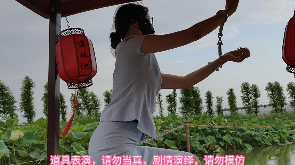 兰兰职业套裙，休闲鞋，手拷脚镣，荷花池坐船游览，风景不错 本工作室高薪招聘女演员模特，束心魔术道具工作室，兰兰职业套裙，休闲鞋，手拷脚镣，荷花池坐船游览，风景不错，唯美风格，本工作室摄影技术和剧情拍摄相对一般，无法和专业的摄影师相比，购买本工作室视频请知悉本工作室拍摄的视频短剧内容也许并不专业，本工作室各种古代道具断头台，古装捆绑剧情游戏，金属，木质道具，枷锁，金属站立枷，魔术木笼囚笼拘束架道具审xun椅，各种拷镣等魔术笼子等道具，本工作室秉持，绿色，健康，唯美，解压，为原则，可以体验定拍.            妖狐吧定拍 ，女生加入本工作室  （本工作室只收女生，只收女生，只收女生，很多男生cd问收不收的，我将不再回复！）         qq：3329311459              骗子勿扰，事多者勿扰！！！