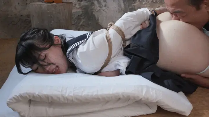 蔵の中で緊縛調教される女子校生 世間を甘く見ていたコスプレ趣味娘を躾ける義父の陰湿で淫猥な縄調教の日々… 有馬美玖 母が亡くなり義父と二人で慎ましく暮らしてきた美玖。ある日、進路のことで義父と揉めてしまう。「東京に行ってコスプレアイドルになる！」と夢見る美玖に対し、「夢を見るのはやめなさい。外の世界は厳しいんだ」と諭す義父。口論は平行線を辿り、ついに家出まで決心する美玖を見兼ねた義父は「こっちへ来なさい」と彼女を蔵の中へと引き摺り込む。「お前に大人の怖さを教えてやる…」<br>番号：<span style='color:#b0b0b0;'>[隐藏文字，购买后可见]</span>
