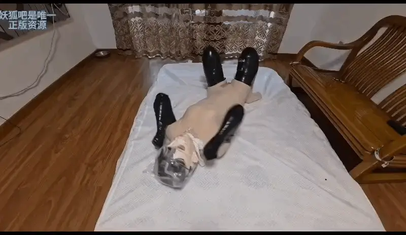 【狸猫】人形犬木乃伊，胶带全包，kigurumi，抑制呼吸，郊狼电电！（上） <br>【狸猫】人形犬木乃伊，胶带全包，kigurumi，抑制呼吸，郊狼电电！（上）<br><br><br>刚回来发现M已经等着我了，这我肯定忍不住要玩啦，她本身以为我会和她普通游戏，不过她好像想简单了，我并没有那么容易被糊弄过去，这么好的机会我怎么会放过呢，直接做成人形犬才对！我让她后悔做这个决定，四肢被完全折叠的三三十分可爱，还可以握手，这样的娃娃很可爱，放倒后可以踩踏，蹂躏，但是没有想到她头壳下面竟然还有一层，游戏过程中，结果因为郊狼开的太大，挣扎过于剧烈把衣服爆开了，露出了胖次，但是依然没有挣扎开，本来我还想如果三三能挣扎开，就放过她了，但是既然没有挣扎开，那就不能怪我啦，只能头壳 塑料袋 铁球密封了，但是这只是开始，接下来，我要将三三人偶彻底密封，用胶带彻底全包，身上，肩膀，头部，全部全包密封，只留下一个不大的呼吸孔，从头到脚彻底变成胶带全包人形犬，并且加上郊狼，没有一丝缝隙，只有鼻孔的微微缝隙，最后还要被封死，在郊狼的强大刺激下，M一直在挣扎却没有挣扎开，很明显跟结实，已经沦为摆件，再把鼻子彻底封死也不怕挣扎开了，这样就沦为了无孔的胶带人形犬摆件，此时再带上头壳，头壳下面就是无孔无呼吸的完美填充物，最终再小话筒 胶带全包 郊狼的刺激下，M沦为无孔填充物,而且我费了这么大劲才包好的，就先不拆开了当摆件吧<br><br>狸猫工作室坐标长春，准备众筹工作室，接定拍,线下，胶带全包，丝袜全包等，出原味袜子，很多东西还在慢慢摸索，感谢大家的支持！联系方式:<span style='color:#b0b0b0;'>[隐藏文字，购买后可见]</span>，留好友必须必须出示妖狐购买记录<br>建议将视频下载到本地后 再进行 解压 观看，以免失效<br>淘宝小店:兔子的狸猫工坊<br><br>解压密码：limao   时长： 53min