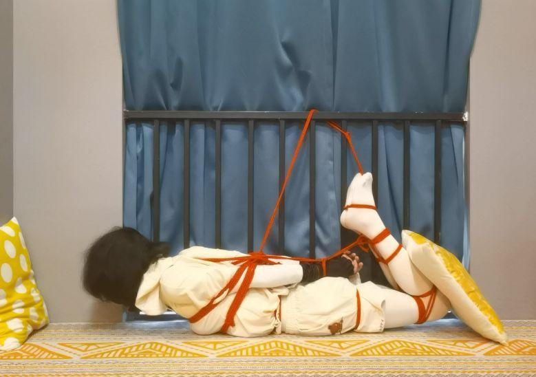 固定在栏杆下动不了的直臂驷马自缚教程（带文字步骤教程） 绑一期教程，驷马吊在栏杆下，上半身日式，然后手腕用直臂，，膝盖往上吊脚腕往前收紧，趴下之后全身基本上都不咋能动了，因为上面绳子挂在栏杆上翻身也不可以，挣扎空间比较小，只能老实放置~~(一定要注意安全哦，一定要备剪刀 备剪刀 备剪刀！！！)  <span style='color:#b0b0b0;'>[隐藏文字，购买后可见]</span>
