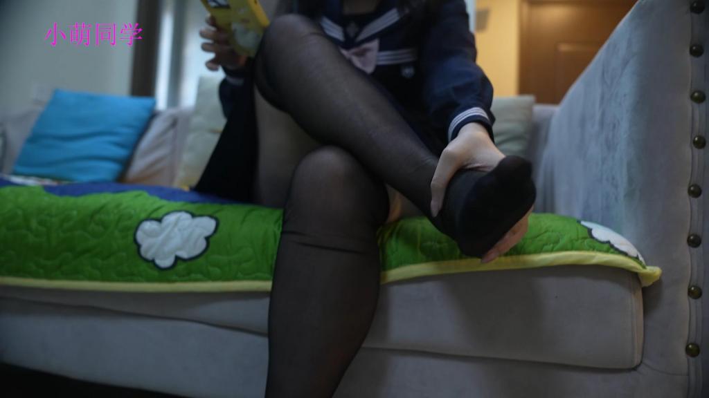 【小萌同学】入室捂晕定拍 感谢定拍<br>视频简介：一天小萌穿着JK正常回家，丝毫没有注意到歹徒已经进入了室内，趁小萌玩手机不注意的间隙，歹徒把她捂住闷晕了，疯狂挣扎也无济于事，歹徒开始对小萌肆无忌怛的各种抚摸玩弄她的黑丝和足，害怕她再次醒来，于是把她再次捂晕，继续玩弄...