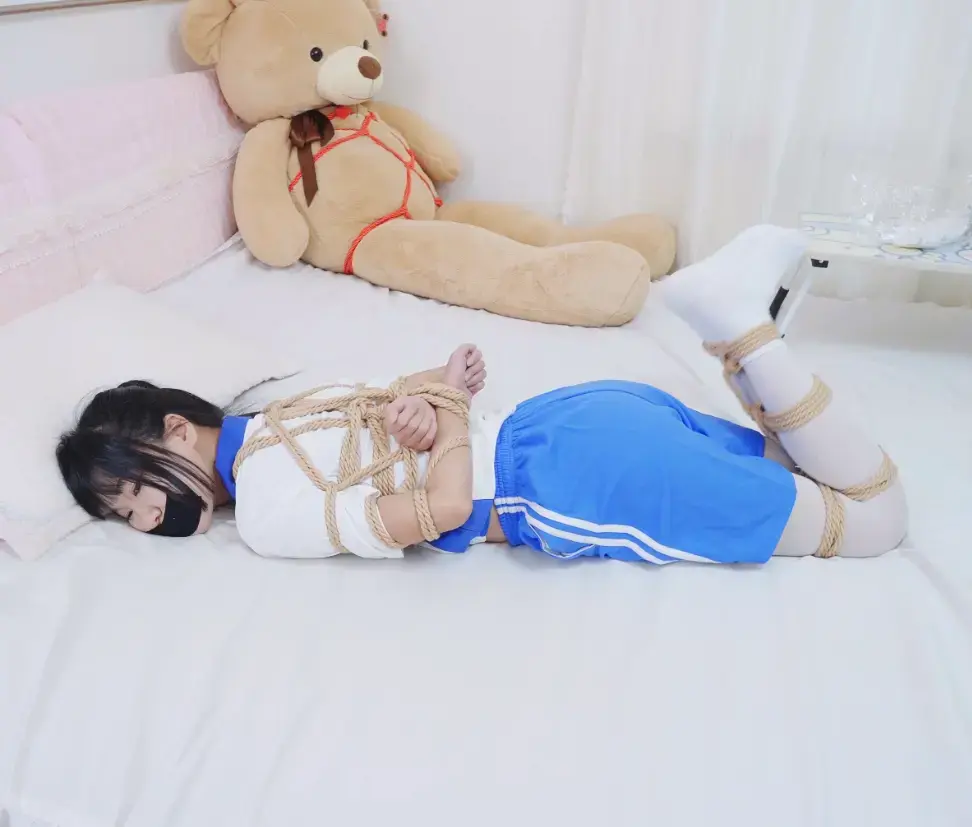 【LYB312】女学生小冷被绑架后捆绑挣扎，跳单贴脚心调教鞭打。 定拍的，小冷在家玩手机，被敲门声吸引去开门，结果被捂晕，醒来后就已经被捆绑 胶带封嘴了，小冷挣扎着从床上滑到地板，没想到被歹徒回来时发现了，歹徒给她塞进一颗跳弹，为了防止逃跑双脚也缠上两颗跳单，玩弄了一会之后产生了贩卖掉她的想法，于是解开腿部绳子，为她拍摄正面背面侧面照片后，押着离开了家<br>下载后再解压，解压密码leng解压后改后缀为.mp4