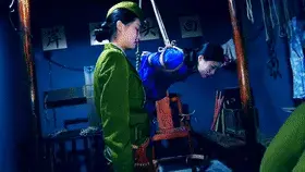 新场地新模特定拍转公映《炼狱英魂》上集 联络员被叛徒出卖被特务抓捕后遭受女特务的鞭打坐老虎凳吊绑等酷刑 新场地拍摄，新模特出演，经过授权发布。女联络员被叛徒出卖后被女特务抓捕，女特务先是将她大字捆绑放置在牢中好好反思。等到第二天两个女特务为了让女联络员交代组织，对她进行了鞭打，被打的遍体鳞伤依旧守口如瓶。，无奈只能将女联络单腿吊缚在精神上折磨她。被惹怒的女特务给她上了老虎凳使劲的按压的她的双腿，女联络员依旧不屈服，只能将她吊在半空中脖子上挂上砖块来折磨她，就这样女联络员被吊缚一一夜，同时也昏过去，女特务用刺骨的凉水将她泼醒给她戴上重镣关押在牢中，欲知后事如何敬请期待下集。另外招聘模特，喜欢做模特拍片可以联系我们，QQ342642509