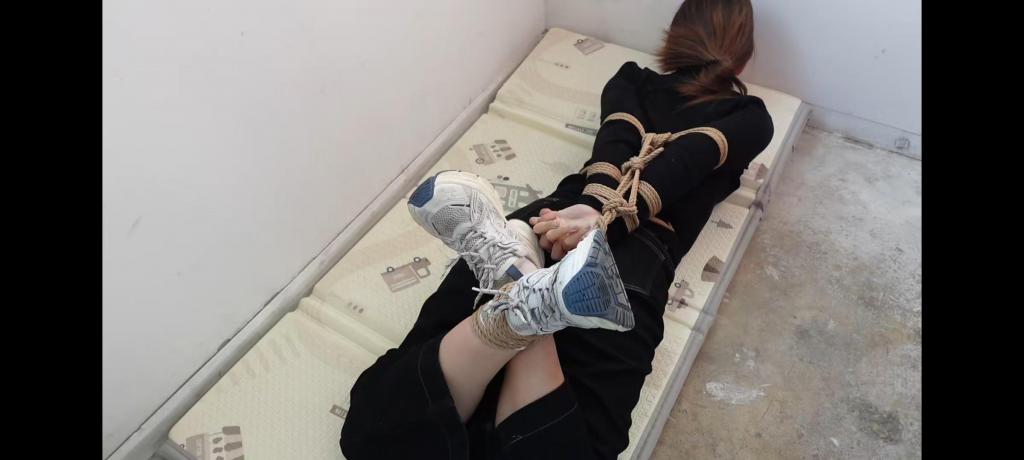 新模杂物间捆绑放置 公司杂物间闲着也是闲着，把妹子绑了扔里面自己玩吧。实际放置时间是很长的，忙其他事情直接把妹子给忘了。然后相机没检查电量，中途没电了，比较失败的拍摄了，便宜点当福利吧。近期咨询的小伙伴蛮多，我确实不是专业人士，主业也忙的很，有时候顾不上回复，但是看见了肯定会回的，感谢同好们支持。q 2923987405，欢迎同好交流，有同好的妹子济南周边的也可以联系体验绳缚。