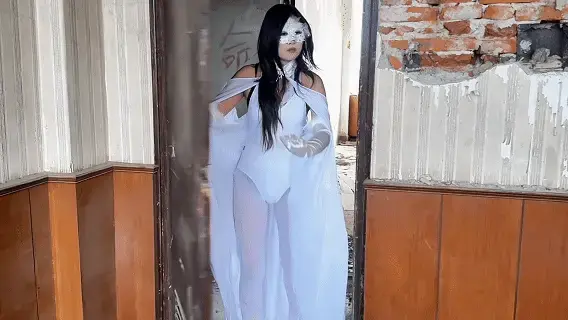 【定拍公映】纯洁女侠受难 这是一部很有意思的剧情，关于纯洁的女侠弱点被发现，被玷污玩弄，白丝脚变得肮脏不已，神秘的面具也被摘掉,最终被一人独自留在废弃的大楼中惨惨的。。。感谢客户授权公映<br>背景:白羽日常生活中是一个高冷的舞蹈老师，每当城市出现罪犯就会化身纯洁女侠惩治邪恶。<br>正式剧情一天，白羽在一栋破旧大楼中寻找着强奸犯折花的身影<br>（这里模特尽量演出非常自信高傲的感觉）<br>而折花躲在一个房间里，趁白羽探查房间的时候突然偷袭，但是他的攻击打在白羽身上一点效果都没有。<br>白羽:终于现身了啊，哼，还想搞偷袭，我可是刀枪不入的纯洁女侠，就凭你这两下子，还想反抗我？<br>折花眼看不是对手，撒腿就跑，白羽看了眼他的逃跑方向，不紧不慢的跟了上去。折花跑进了一个死胡同，白羽也跟了上来。<br>白羽:别挣扎了，乖乖受死吧！<br>折花:我跟你拼啦！<br>折花冲了上来，但是被白羽两下就打倒了。白羽走上前来，俯下身子准备把折花抓起来，这时折花看准机会用两只手抓住白羽的胸部不停揉捏，白羽痛苦惨叫，一阵挣扎后摆脱了折花。<br>白羽捂着胸:你这个变态。。。你是怎么知道我的弱点的。。。<br>折花坏笑起身:我告诉你，纯洁女侠，你今天就要成为我的玩物！<br>白羽:你休想！<br>两人再次交手，白羽一个冲拳被折花躲开，折花找到机会再次揉捏白羽胸部，白羽再次惨叫，拼尽全力挣脱了折花的手，后退几步捂着胸喘着粗气。<br>白羽心里想:不行，我的力气快没有了，得赶快离开这里。<br>白羽转身想跑，但是被折花从后面追上抱住，并不停揉捏白羽的胸和下体，白羽痛苦惨叫，无力的挣扎。（这里背身揉捏五分钟）<br>白羽失去了力气倒在地上。<br>折花:哈哈哈哈哈哈，那个高傲的纯洁女侠去哪了？有本事站起来啊？<br>白羽在地上不停的挣扎，想要站起来，但是已经失去力气，拼尽全力也无法站起来了（挣扎站起这一段三分钟，模特在地上不停挣扎想要站起来，但每次都摔倒在地，重复几次）<br>折花:哎呀，真可怜啊，让我来帮帮你。<br>折花掐着白羽的脖子把白羽拽了起来，白羽无力的拍打着折花的胳膊试图反抗，这时折花重击白羽的下体，白羽捂着裆痛苦倒地，在地上不停打滚。白羽这时已经绝望，她挣扎着起身向外面爬去，每爬一小段，折花就从后面踹一下白羽的下体，白羽被踢到后忍着痛继续爬，直到最后实在忍受不住，倒在地上捂着下体打滚呻吟。<br>折花:别挣扎了，女侠，乖乖成为我的玩物吧。<br>折花将白羽的披风，鞋子，手套都脱了下来，正要摘面具的时候，白羽死死拽住折花的手<br>白羽:不，不要摘我的面具。。。只有这个。。。只有这个不行！<br>折花:哼哼，那如果这样呢？<br>折花用一只手揉捏白羽的胸部，白羽痛苦惨叫，双手也没有了挣扎的力气，被折花轻松摘掉了面具。折花:哈哈哈哈哈哈，你就给我呆在这里做我的泄欲工具吧！<br>折花拿走了白羽的鞋子，披风和面具，离开了。白羽:不要。。。还给我。。。<br>白羽艰难的穿上了被折花落下的手套，爬到了门边，发现门被锁住，绝望的拍打。<br>再次感谢客户的授权放映，感谢大家支持，诚招女模 原味衣服道具售卖 定拍合作请联系QQ2838269780
