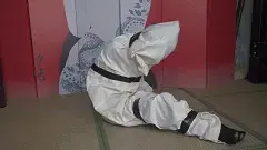 象人定拍-嗷嗷-cos笑面教授，封眼封嘴，装袋带走！ 被迷晕后，醒来发现自己眼睛和嘴巴都被胶带封住了<br>上身后高手捆绑，腿和脚也被绑在了一起，挣扎一段时间后<br>被脱下鞋子，驷马tk，最终整个人头套丝袜 装进大大袋子里带走<br>——————————————————————————————————————————————<br>因为百度云经常和谐，所以尝试双层解压，<br>解压密码：xiangren123 第一次解压文件后缀改为zip，<br>原密码再次解压以后，把后缀改成mp4 即可观看<br>切勿在百度云中直接观看，容易被和谐!!!!!<br>线上定拍线下约拍。<br>QQ：192370054（注明来意）