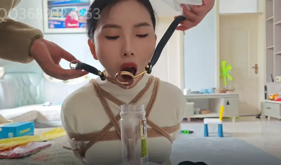 捆绑口水收集第二部 捆绑 口水 收集第二部 今天带来的是三种不同口球 有软的乳胶红色口球 还有白色硬塑料口球 还有金属压舌板口球 网盘里是高清视频  定拍qq3682324353 
