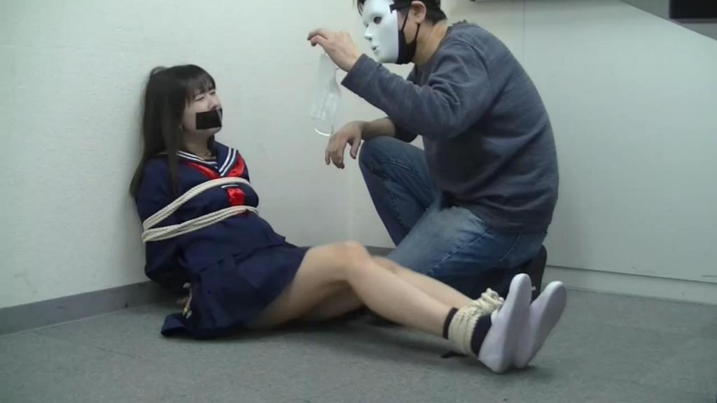 未配信動画『マスクのエキスを欲しがる先生～捕獲・放置編』 一位想要从面容中提取精华的老师，绑架了一个大学生。<br>     原作者：DID@願望★妄想★自由<br>感谢支持！