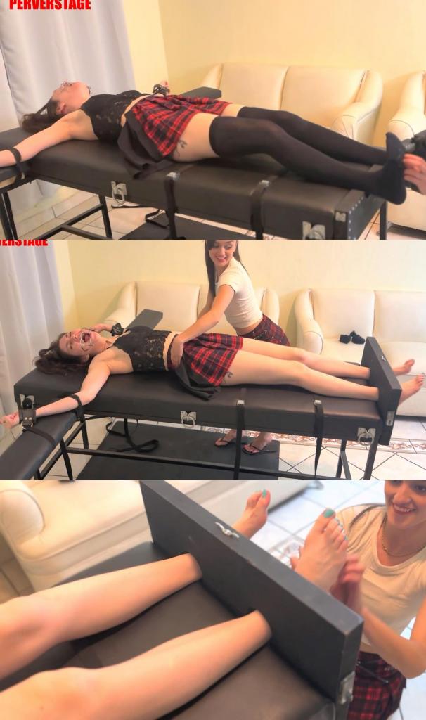 Two foot fetish schoolgirls Melissa's revenge (Custom) MP4 乔安娜将受到梅丽莎同样的惩罚，梅丽莎迫不及待地想要挠乔安娜怕痒的脚底板，并吮吸她的脚趾头。Johanna will receive the same punishment from Melissa, she is eager to tickle and suck Johanna's ticklish feet.