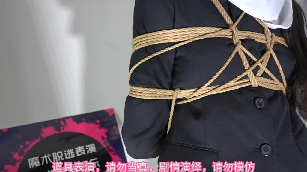 兰兰黑丝职业套裙，站立架强制站立横手版站立架，捆绑，几个手铐脚镣背铐，三部小合集，数码摄像机横屏版 束心魔术道具工作室，兰兰黑丝职业套裙，站立架强制站立横手版站立架，捆绑，几个手铐脚镣背铐，三部小合集，数码摄像机横屏版，唯美风格，本工作室摄影技术和剧情拍摄相对一般，无法和专业的摄影师相比，购买本工作室视频请知悉本工作室拍摄的视频短剧内容也许并不专业，本工作室各种古代道具断头台，古装捆绑剧情游戏，金属，木质道具，枷锁，金属站立枷，魔术木笼囚笼拘束架道具审xun椅，各种拷镣等魔术笼子等道具，本工作室秉持，绿色，健康，唯美，解压，为原则，可以体验定拍.            妖狐吧定拍 ，女生加入本工作室  （本工作室只收女生，只收女生，只收女生，很多男生cd问收不收的，我将不再回复！）         qq：3329311459              骗子勿扰，事多者勿扰！！！