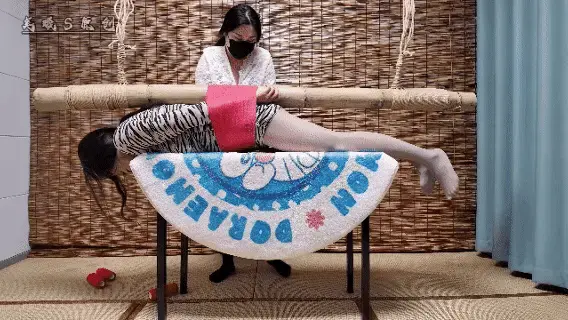 西安上课《裹在竹竿上的伪娘》西安巡游上课中，预约体验加下方联系方式咨询  全包过程、木乃伊胶带全包在竹竿上、空中吊着玩弄 负重器训练、灰丝袜大长腿 西安上课中，预约体验加下方联系方式咨询即可<br>竹竿上的木乃伊，空中强制榨汁输出、裹在空中全包的敏儿，全身包裹，竹竿上的人体美感，包在空中榨汁训练，炸完后在全包放置调教，全身包裹着貌似和绳子也有的一比，动也动不了............<br><br><br>声明：所有截图有遮挡的 视频里无任何遮挡<br><br><br>♠ 定拍、约拍、各种视频欢迎咨询<br>♠ 一心追求绳艺 探索各种姿势的奥妙 追求极致的捆绑艺术<br>♠ 专注紧缚捆绑而不失紧缚带来的体验感<br>♠ 工作室提供免费化妆服装体验（圆同好朋友一个女装梦）<br>♠ 以上模特的化妆均有本主亲自塑造<br>♠ 支持原创是我们创作的最大动力<br>♠ 网盘解压密码：<span style='color:#b0b0b0;'>[隐藏文字，购买后可见]</span><br>♠ 定拍视频、约拍视频、预约体验（伪娘、男生都可以体验）、视频模特原味衣物道具出售!!!详情加下方联系方式咨询<br>♠ 联系方式：Q<span style='color:#b0b0b0;'>[隐藏文字，购买后可见]</span> 备用 Q<span style='color:#b0b0b0;'>[隐藏文字，购买后可见]</span> V<span style='color:#b0b0b0;'>[隐藏文字，购买后可见]</span><br>♠ 诚招山西附近的女M、伪娘、能过来的也可以，有兴趣的可以加上方联系方式咨询!伪娘免费化妆 不要发邮件！！！！发邮件咨询一律不回！！