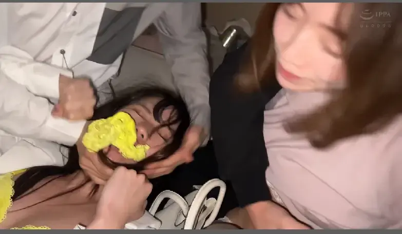ヤリ捨て 昏●拉致・W睡眠● 两人组美女们被诱骗想用钱看一看内衣被拒绝后开始强制，反抗被迷晕，被带入房间玩弄,喊叫的被内裤堵嘴。<br>番号：<span style='color:#b0b0b0;'>[隐藏文字，购买后可见]</span>