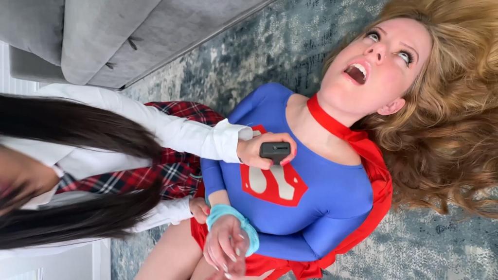 Supergirl VS The Bully 水美子有麻烦了……她被绑在地板上，任由一些可怕的恶棍折磨！不过，不用担心。超女能听到几英里外的声音，没过多久，钢铁之女就来了，拯救了这一天！但事情并不像看起来的那样……当超女努力解救水美子时，她突然拿出一把电击器，电击超女，直到她倒下！她说她要羞辱这位女英雄，真是如她所愿。她让超少女吮吸一个假阳具，并对她大声辱骂。可是，只有一个问题……超女比水美子想象的要强，而且没过多久，这位女英雄就重新掌握了主动权。 Sumiko is in trouble... she's tied up on the floor, left to struggle by some terrible villain! Never fear, though. Supergirl can hear from miles away, and within seconds the Girl of Steel arrives to save the day!But nothing is what it seems to be... as Supergirl works to free Sumiko, she suddenly produces a taser and shocks Supergirl until she collapses! She says she's going to humiliate the heroine, and boy does she ever. She makes Supergirl suck a dildo as she hurls insults at her.There's just one problem... Supergirl is stronger than Sumiko thinks, and before long the heroine regains the upper hand. 