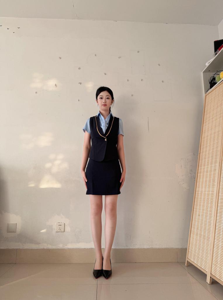 入室案慧慧 梦川工作室定制，模特慧慧（空姐出身），梦川工作室QQ：3937860801<br>场景一：杨雪（空姐半裙装 肉丝）从外面回来，刚打开房门就被人从后面<br>捂住嘴劫持。小七劫持她一步一步来到卧室，期间鞋子因为紧张掉落。小七用从<br>她腿上脱下的丝袜反绑她的手腕，并捆绑住她的脚踝，又用白毛巾堵住她的嘴，<br>去搜刮财物去了。搜刮完财物，小七觉得不能留活口，又用透明胶带缠绕她的口<br>鼻（留呼吸孔）数圈的方式把她闷死。杨雪就这样挣扎了一会儿后被活活闷死，<br>死后侧卧在床上。<br>场景二：时间来到案发时间段，杨雪的房东来屋内查看，在卧室内发现衣柜<br>里露出来一只腿，打开衣柜后尸体被人在卧室内发现。镜头上移，嘴里被一团白<br>色毛巾，尸体双手被肉色丝袜反绑，可看到腹部衣服有大量血迹。【2 分钟】<br>变态男一次偶然机会遇见了回家的女白领，看着那迷人的高跟鞋与包臀裙，<br>心里想肯定是个不错的女秘书，悄悄看着女人换完鞋子进去房子，他马上迎上去<br>闻还残留的余香，这并不会就是新闻中经常出现的 bt 吧！BT 男为了摸清女人的<br>作息情况连续几天蹲点守候，找准一天机会男人从阳台窜入房子，进去房子后，<br>果不其然这个时候的女生（穿着吊带睡裙，光腿）正睡得香呢，他悄悄的接近看<br>了看那致命的高跟鞋，看了看这细嫩的肌肤，然后开始猥亵与盗窃行动,谁知行<br>动被女人发现，刚想喊叫，一把尖刀已经驾到脖子上，被威胁下，女主只能配合，<br>男人的行为变本加厉并用肉色丝袜反绑住她的手腕，然后要强暴她。女人不同意<br><br>脖子把她控制起来。在此期间杨雪呼喊声太大，于是小七从慧慧体前捂住她的嘴<br>把她按在浴室墙壁上，同时用刀捅腹部数刀，将其捅死，慧慧尸体沿着墙壁缓缓<br>滑落，两腿慢慢伸直，腹部吊带裙有大量血迹。之后小七拖动尸体放到了衣柜里，<br>找来一条白毛巾堵住她的嘴，【5 分钟】<br>最后三分钟：探长出现看看衣柜里的尸体，然后把尸体弄出来进行检查。<br>