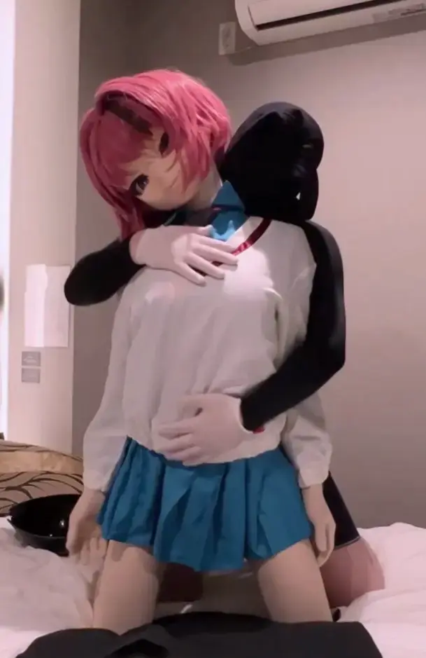 NO.536 手コキ射精 原作者为未来（みく）<br>全身zentai 可爱诱人的kigurumi头壳，被主人摩擦摩擦，x头责。<br>最后x在黑色垫子上，之后还要继续责，玩到脱力躺下。<br>有码