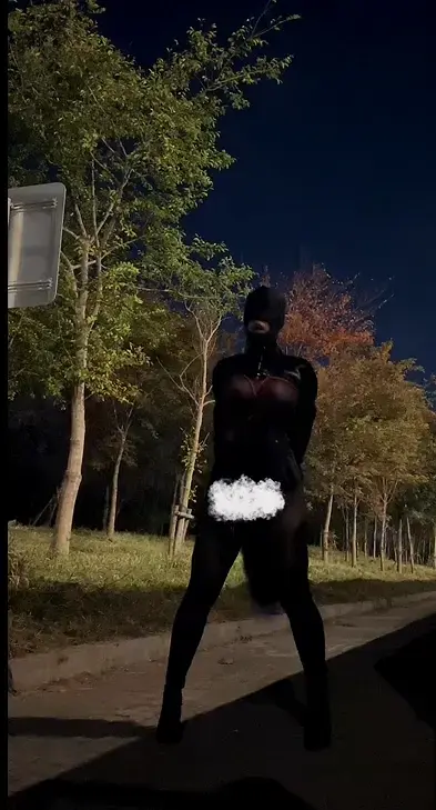 阿美户外头套视觉剥夺自缚露出 走到外面去玩了，一开始想自缚自己，结果碰到人，迫不得已更换位置，自己玩害怕，还是羞耻的内心驱使 带上头套。又碰到人了 ，但是自缚锁解不开，自己拍摄比较麻烦 本人异装癖伪娘 诚招浦东地区同好带我玩。独自太害怕了。 谢谢支持。只是爱好，本次因为娱乐时即兴拍摄有打码环节，和大家分享一下。