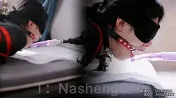 【娜绳工作室】【青柠】179NSGZS-179 ◀青柠被带着口箍，强制张嘴被炮击口小嘴巴。手被日式缚，双脚被折叠缚，带上口箍后在她面前放的炮击。让青柠自己主动抬头接受炮击的洗礼，以此来看看青柠的极限在哪里，事情是好做的。但是呢，前期都会无所谓，可是到了后期，随着时间的拉长，肌肉的疲劳，青柠一次比一次能抬头的时间逐渐缩短，颤抖的下巴微微下垂，额前青筋隐现，呼吸变得急促而紊乱。她试图用颈部残存的力量再度上扬，可被束缚的双手已无法提供支撑，每一次挣扎都让绳索更深地勒入肌理。炮击持续进攻青柠的小嘴巴，灼热炮击冲击着她的感官，意识在崩溃边缘徘徊，却仍固执地维持着最后一丝抬头的姿态，仿佛那是一种无声的倔强与臣服交织的证明。肌肉的颤抖逐渐蔓延至全身，冷汗顺着发梢滴落，汗珠滑过紧绷的下颌线，在唇角凝成细小的盐粒。到了最后，青柠已然坚持不住身体猛然一软，头部重重垂下，束缚的绳索随着她失力的动作骤然收紧，发出细微的摩擦声。口箍依旧牢牢固定在她脸上，鼻涕与泪水混合着滑落，沿着嘴角的弧度滴落在脸颊与脖颈交界处，洇开一片潮湿的痕迹。她的呼吸急促而破碎，胸膛剧烈起伏，却仍被口箍禁锢着无法出声，断续的呜咽从喉间溢出，混杂着炮击残留的温热液体缓缓淌下嘴角。绳索因这最后的溃败愈发深陷皮肉，肩胛骨在挣扎中抵紧背部，指尖痉挛般蜷缩。意识模糊之际，那垂落的头颅竟又微不可察地向上顶了半寸，仿佛本能尚在抵抗屈服的终局，如同潮水退去前最后一次扑岸，微弱，却决绝。但终将还是不敌那席卷而来的虚脱浪潮，青柠的意识彻底沉入黑暗。身体完全松弛下来，唯有绳索仍紧紧缠绕，像某种无声的见证者，记录着这场意志与极限的较量。嘴角残留的液体缓缓流淌，与汗水交织，四周归于寂静，只剩她微弱起伏的呼吸，和那根始终未曾断裂的缚绳，依旧紧贴皮肤，仿佛凝固的时间。在青柠最后的啊了一声，啊——”声穿透口箍的束缚，短促而破碎，青柠头重重的垂下，额发被汗水浸透贴在眉间，那一声未尽的呜咽消散在空寂里。青柠已无力维持头部的抬起，颈部肌肉彻底松弛，下巴抵落，鼻涕、口水和泪水混作一处，浸湿了口箍下方的布料，洇成深色的一小片。<br><br>大号QQ：642462518，有需要的加<br>备用QQ：3681234217<br><br>绳缚镣铐体验室初步建成，欢迎前来咨询体验<br>地址是在黄岛<br><br>另外，工作室诚招模特，仅限女生（CD，跨女还请勿扰，多谢合作）欢迎咨询<br><br>➡需要定拍的可直接加我的联系方式，模特可接定拍，一般当天出片。<br><br>↓   ↓   ↓   ↓   ↓   ↓   ↓   ↓   ↓   ↓   <br>✅主页：https://www.linzijun.app/@nashenggzs<br>✅QQ：642462518   备用：3681234217<br>✅微信：Nashengliaokao<br>✅推：@NashengQN<br>↓   ↓   ↓   ↓   ↓   ↓   ↓   ↓   ↓   ↓   <br><br><br>---------------------------------------------------------------------------------------------------------------------------------------------------------------------<br>㊙【解压密码】[-H] nana2023     在下载后解压的文件里  为防止被封，建议根据所给的提示请修改后缀名后观看。建议下载后观看，防止被封，请勿在线观看。如果是电脑端，可下载后修改后缀名可观看 [-H]<br>---------------------------------------------------------------------------------------------------------------------------------------------------------------------
