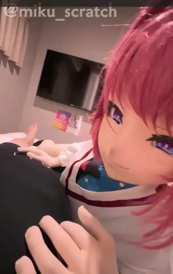 NO.540 お面外しフェラ_射精の瞬間しゃぶる 原作者为未来（みく）<br>全身zentai 可爱诱人的kigurumi头壳，先是调戏主人，小手不是很老实。然后手口并用，最后在嘴里爆发。还有成果展示<br>原版