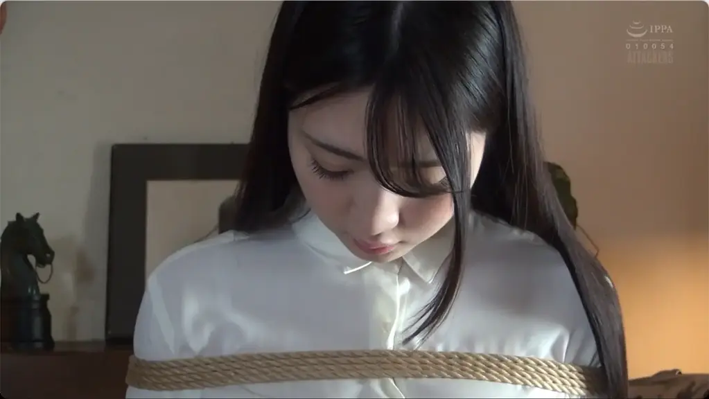 縄に抱かれて… 永野鈴 番号：<span style='color:#b0b0b0;'>[隐藏文字，购买后可见]</span><br>演员：永野鈴<br>剧情：绳索的拥抱，绳缚长裙美少女，她只能闭上眼睛享受。