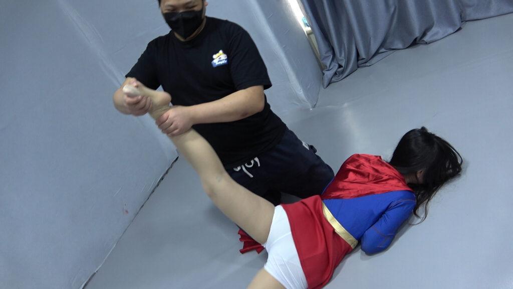 绑架女超人 这是一个自定义视频。定制内容包括女演员、服装、剧情等。期待与您的合作 QQ：3776089676