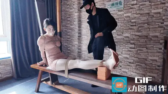 《魏灿老虎凳折磨》 魏灿灿定制作品，感谢大哥授权挂出，魏灿灿老虎凳紧缚，双腿固定住，脚下极限垫砖头，毛巾堵嘴，胶带封死，令其丧失语言能力，然后欺辱鞭打，再跪着绑在柱子上，打耳光，口枷把嘴巴撑起来，口水直流。继续欺负折磨，黑暗放置.视频解压密码：666888 。<br>一绳所爱绳艺体验店面向全国爱好者开放，本店提供绳艺捆绑模特服务、体验女绳师捆绑服务、变装绳艺体验、绳艺婚纱照摄影、体验长时间囚禁服务、绳艺教学培训（收徒）、绳艺交流会、绳艺逃脱挑战赛、场地出租、专业麻绳销售，原创绳艺扑克销售、原创视频套图销售、作品私人定制、模特原味丝袜出售等，另外本店招募同好合作伙伴。微信：351552501初心