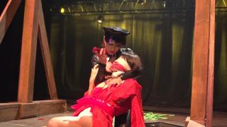 日本绳艺俱乐部演出实录 日本绳艺俱乐部演出实录，捆绑，拘束，调教，穿红色日式和服的女生被cos警察的女王调教